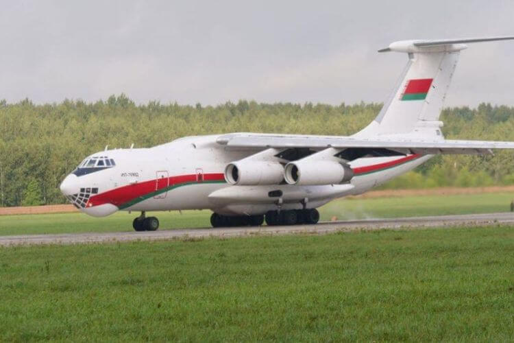 Belarusian military performed parachute jumps near Brest